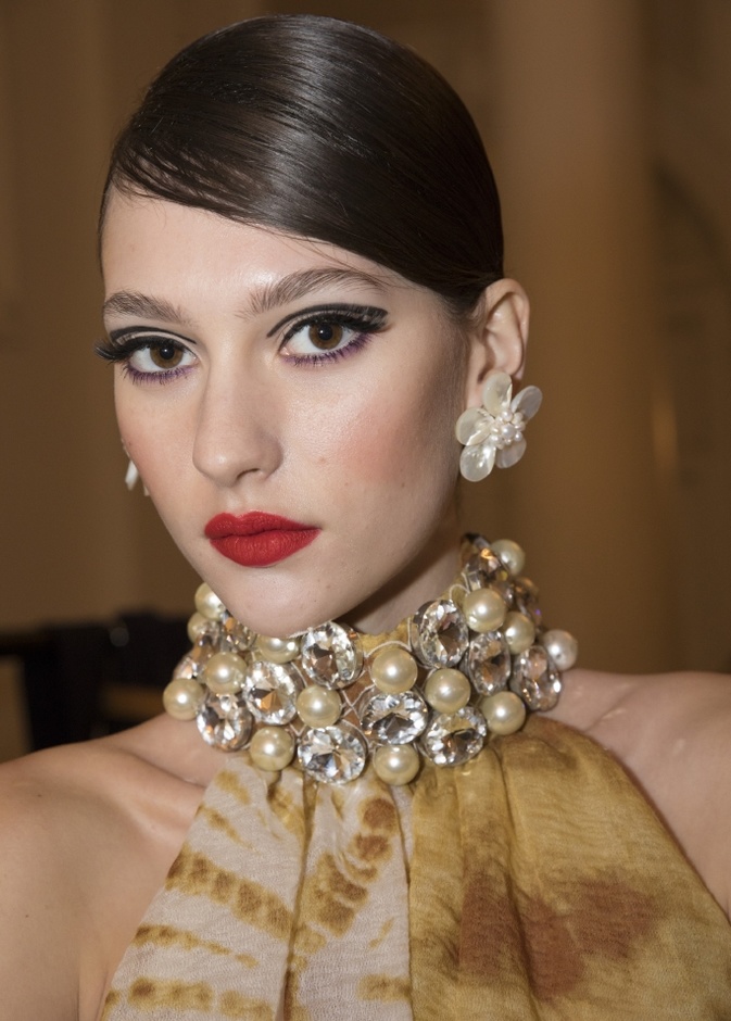 مكياج عيون ساحر مع الآيلاينر العصري من دار Paul Costelloe