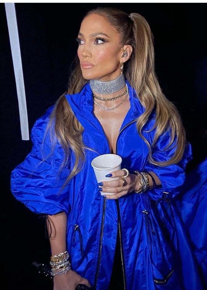 نسقت مع اللوك معطفا أزرق طويل وبقصة أوفر سايز