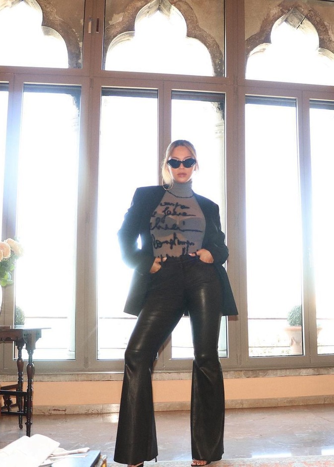 نسّقت بيونسيه التوب الشفاف مع البنطلون الجلد بقصة الـflare والبليزر الاسود