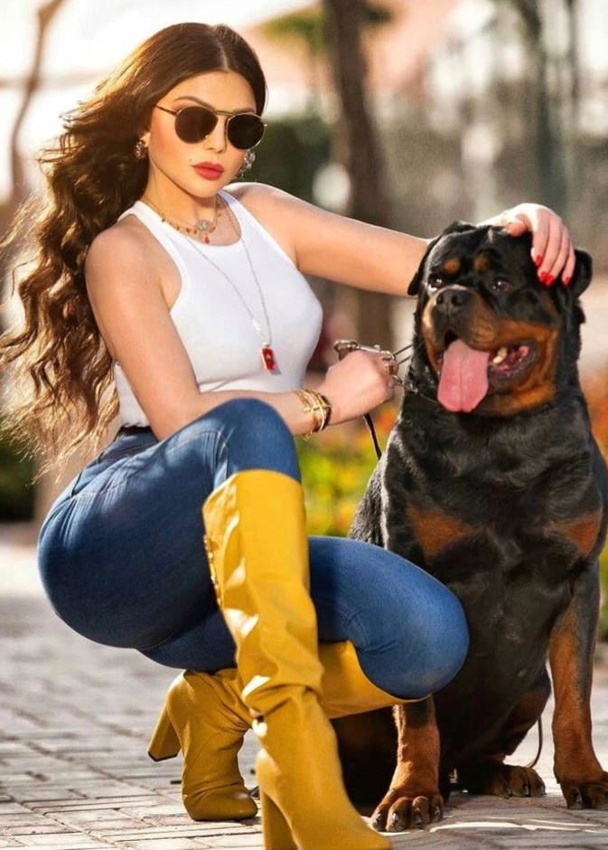 هيفا وهبي بقلادة طويلة