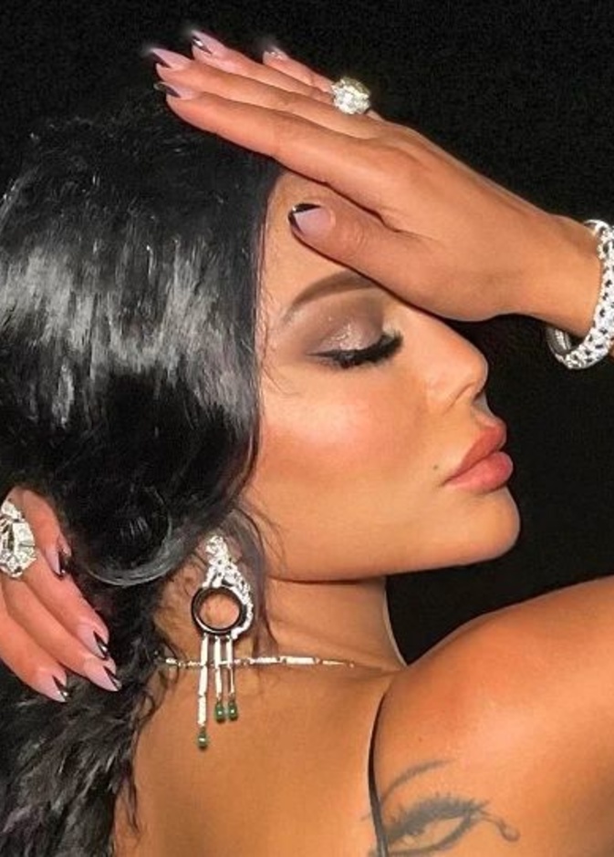 هيفاء وهبي بمجوهرات دار كارتييه الصورة من حسابها الرسمي على انستقرام