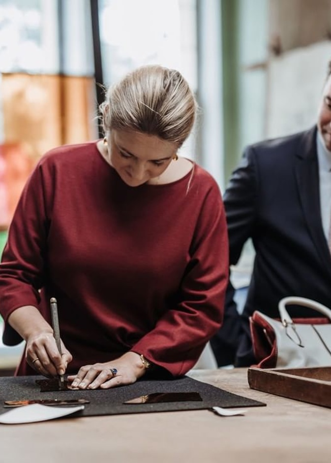 ولي عهد لوكسمبورغ وزوجته يزوران شركة شهيرة للمصنوعات الزجاجية