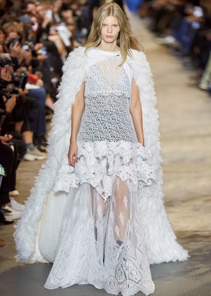 دار أزياء Louis Vuitton تجسّد الترف الفرنسي مع العصرية في مجموعة ربيع وصيف 2022