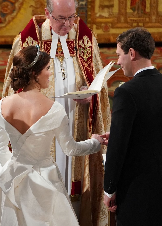 في عيد زواجها الثالث.. ما هي الرسالة الخفية التي حملها فستان زفاف الأميرة يوجين؟