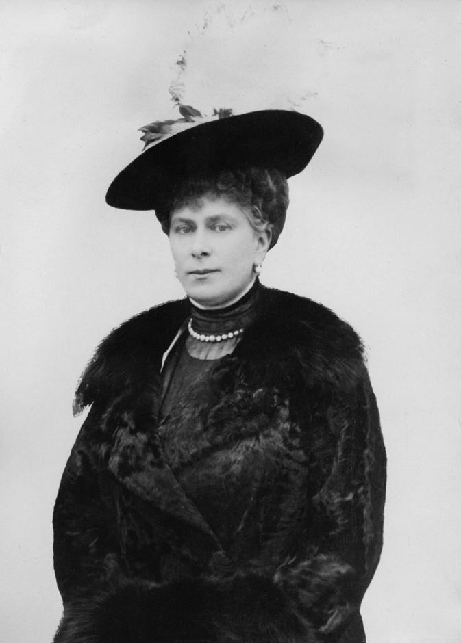 مجوهرات تزينت بها سيدات العائلة المالكة البريطانية من مجموعة الملكة ماري تك.. فمن الأجمل؟