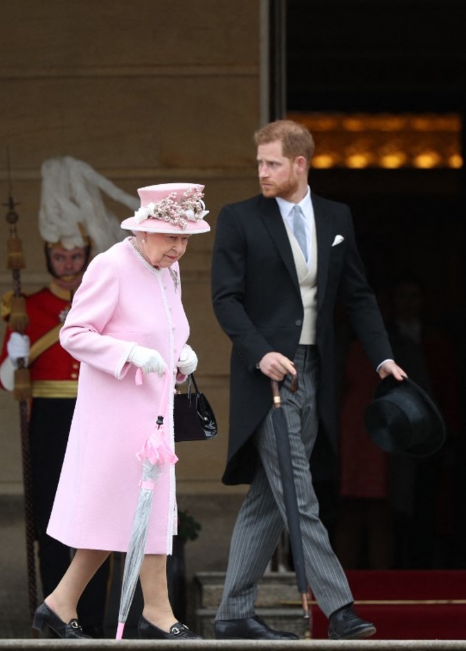 تقارير: الأمير هاري يشعر "بالعجز" وهو بعيدا عن جدته ملكة بريطانيا أثناء مرضها