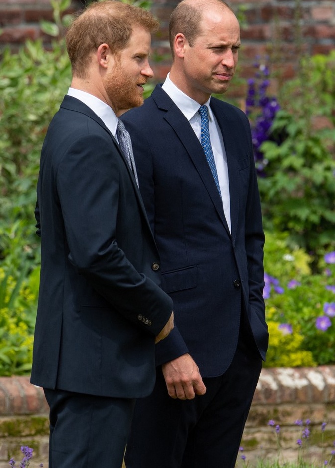 لماذا فرقت الملكة إليزابيث الثانية في قيمة هدايا زفاف الشقيقين ويليام وهاري؟