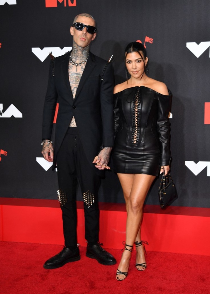 أبرز إطلالات كورتني كارداشيان الجريئة برفقة ترافيس باركر بعد خبر خطوبتها