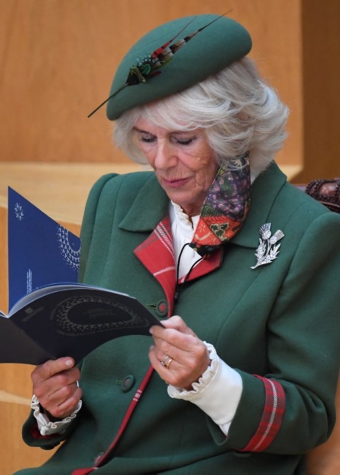 كاميلا باركر تكسر البروتوكول الملكي بإطلالة مشابهة مع الملكة إليزابيث الثانية