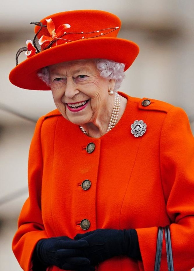 الملكة إليزابيث الثانية تتألق ببروش ماسي من علامة كارتييه Cartier