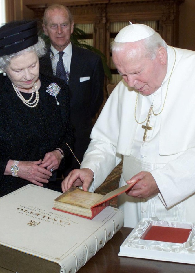 41 عاما على أول زيارة للملكة إليزابيث الثانية للفاتيكان 