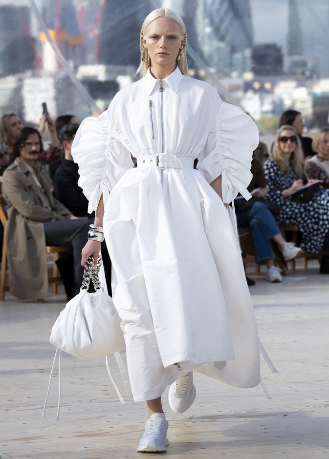 مجموعة ألكسندر ماكوين لربيع وصيف 2022 تطارد العواصف