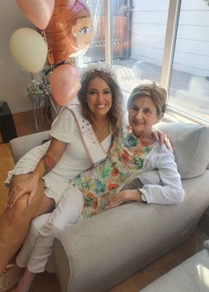 عروس تقرر إقامة زفافها بعد أيام قليلة من وفاة والدتها