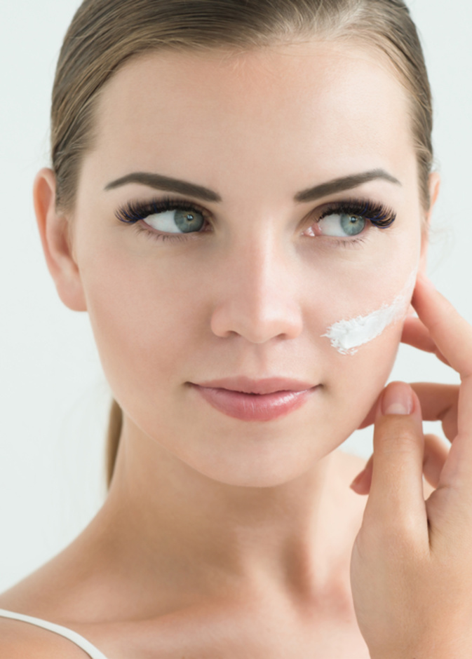 ترطيب البشرة من اهم خطوات العناية في الخريف