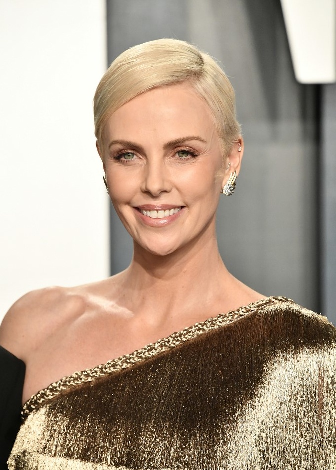 تسريحات شعر ذكورية مع الغرة من اطلالة Charlize Theron