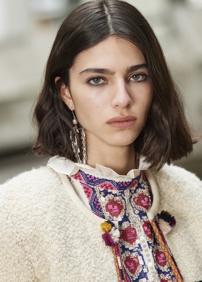 قصات شعر راقية ومستقيمة بأسلوب دار Isabel Marant