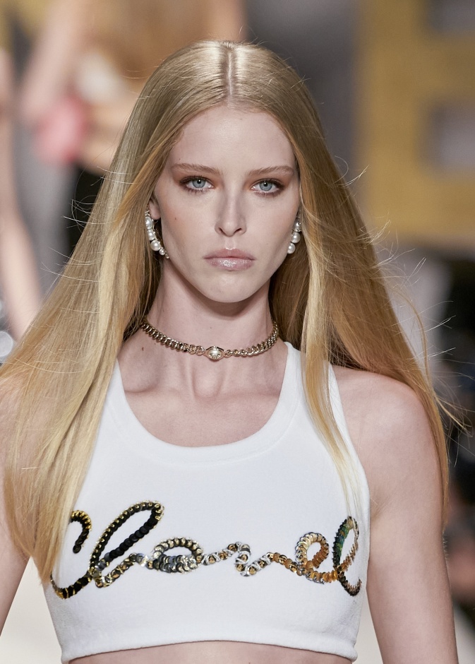 مكياج برونزي ساحر وتسريحات مالسة في عرض شانيل لربيع 2022