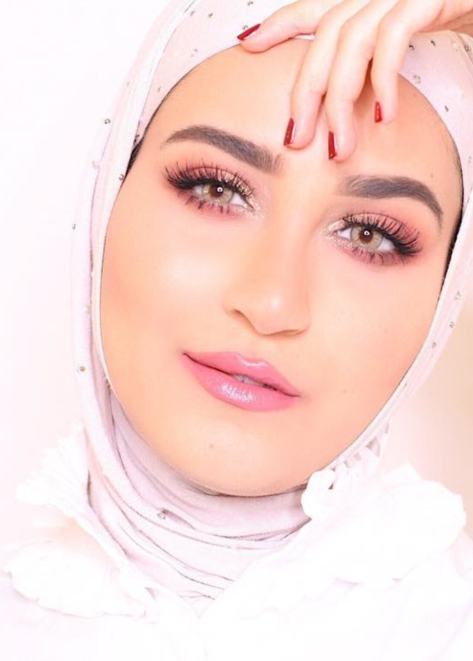 مكياج وردي ناعم للمحجبات للتوعية بسرطان الثدي