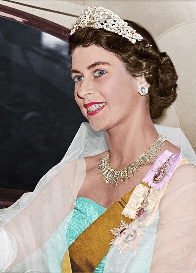 لهذا السبب.. فككت الملكة إليزابيث الثانية تاجها الماسي لصنع قطعة مجوهرات فريدة