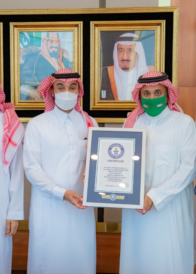 رقم قياسي سعودي جديد.. وزير الرياضة يتسلم شهادة غينيس لأكبر مجسم لسيارة فورمولا 1