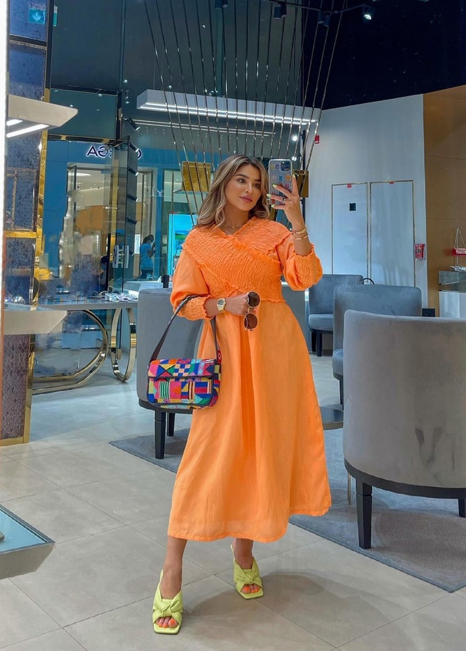 تنسيق جذاب بين الوشاح والفستان باللون الفوشيا