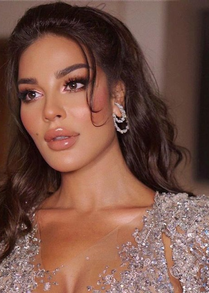 نادين نجيم بإطلالة جمالية سابقة
