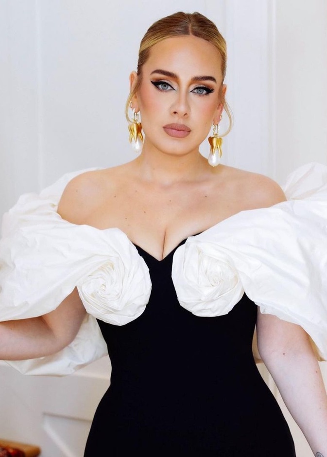 إطلالة أديل في تصميم من Schiaparelli. الصورة من حسابها على انستقرام