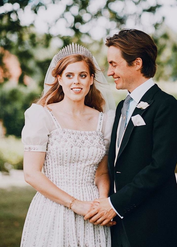 الأميرة بياتريس تتألق بتاج جدتها Mary's Fringe Tiara في حفل عٌرسها