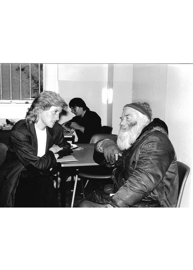 بعد زيارته لمؤسسة خيرية للمشردين.. الأمير ويليام ينشر صورة مؤثرة لوالدته الراحلة 