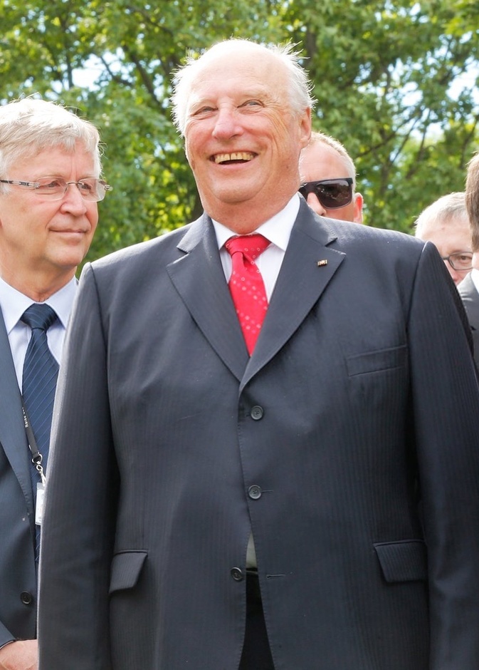 في عمر الـ 83 عاما.. هارلد الخامس ملك النرويج يحصل على أول تليفون محمول في حياته