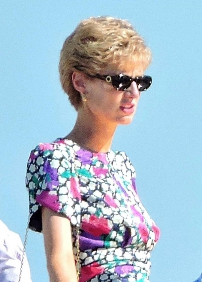 تعرف على الشبه الكبير بين إليزابيث ديبيكي والأميرة ديانا في The crown