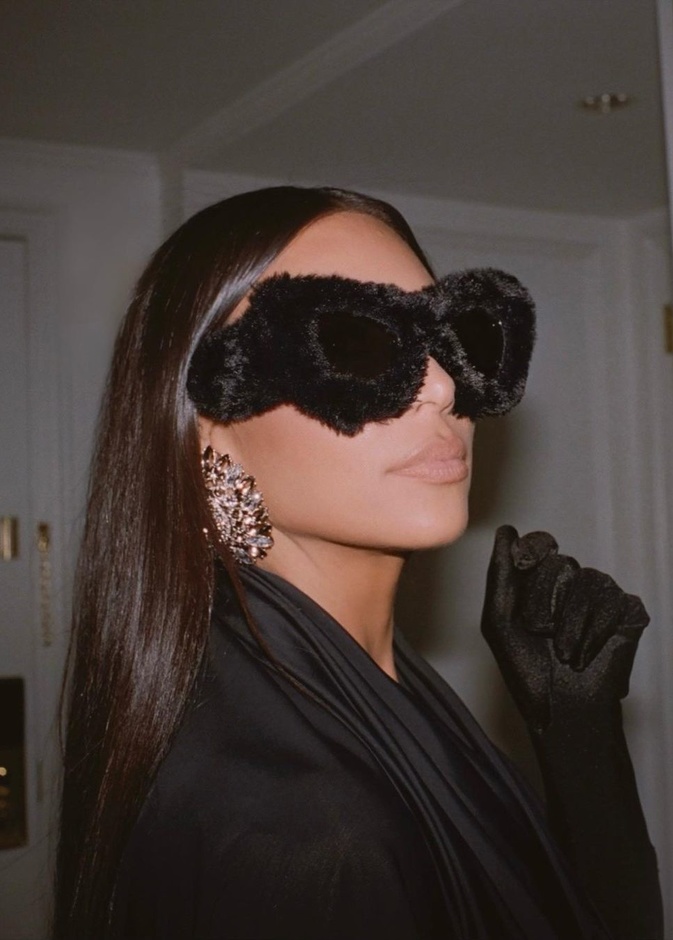 صور نظارات كيم كارداشيان مثيرة للجدل 