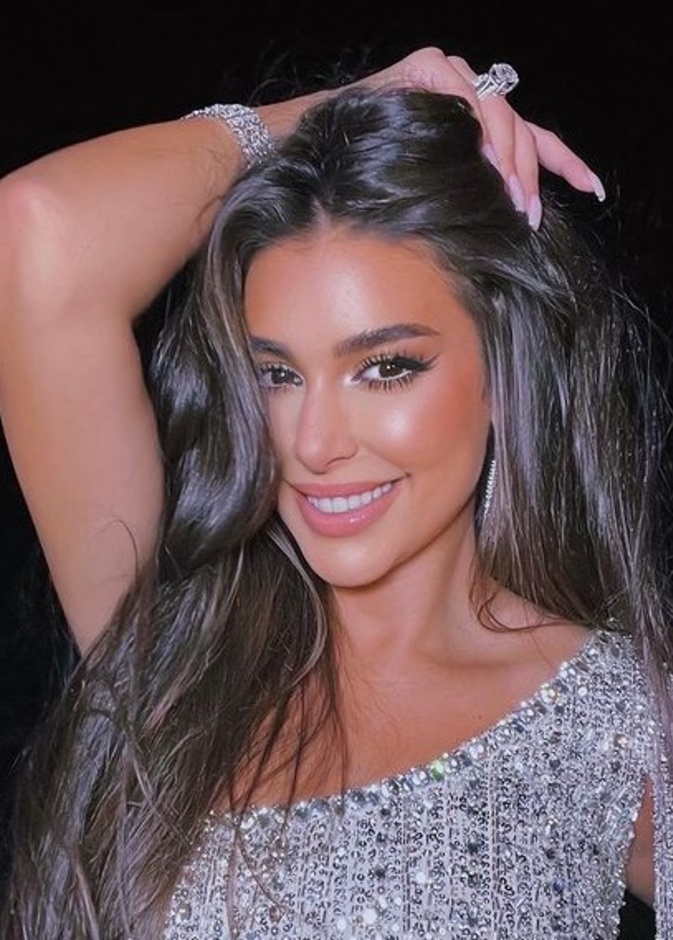 طريقة رسم الآيلاينر السائل باللون الأسود بأسلوب ياسمين صبري