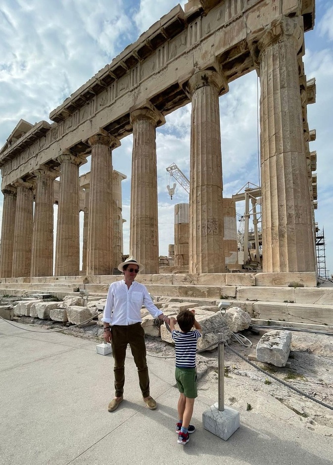 زوج الأميرة بياتريس يشارك صورًا عائلية نادرة من رحلته مع زوجته باليونان