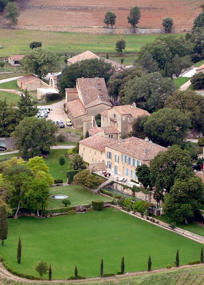 أنجيلينا جولي تبيع نصف حصتها في منزلها الفرنسي المشترك مع براد بيت