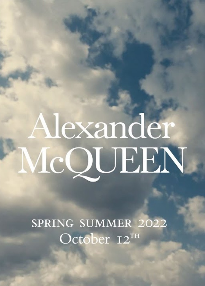 بث مباشر لعرض أزياء Alexander McQueen لربيع صيف 2022