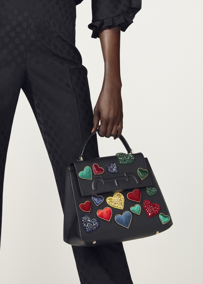 موديلات حقائب يد سوداء مع النقشات الملونة من دار Carolina Herrera