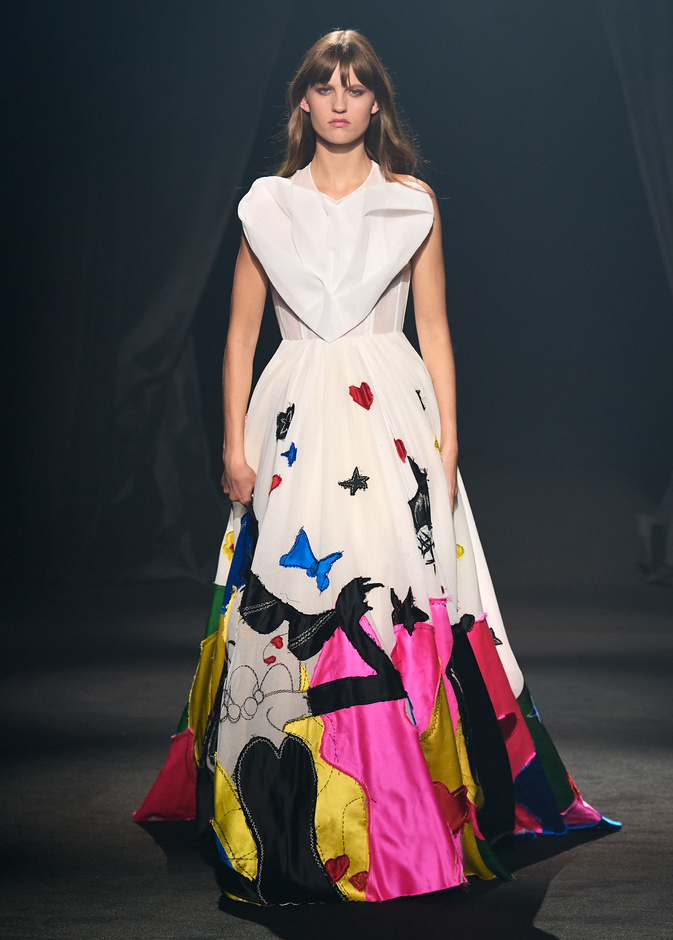 عرض تكريمي للمصمم ألبير الباز في ختام اسبوع الموضة في باريس