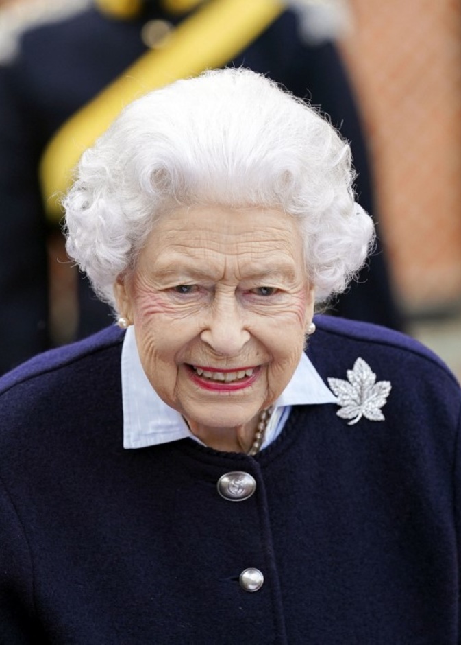 هذه قصة بروش ورقة القيقب للملكة إليزابيث