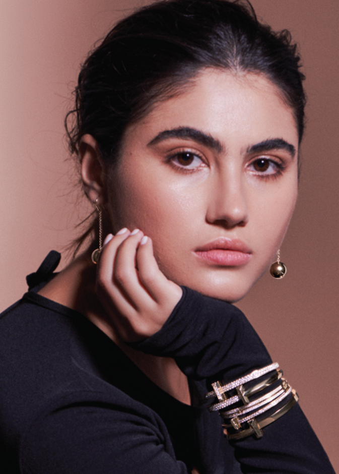 أقراط Tiffany HardWear من الذهب الأصفر أساور Tiffany T1 و Tiffany T pave من الذهب الأصفر والألماس