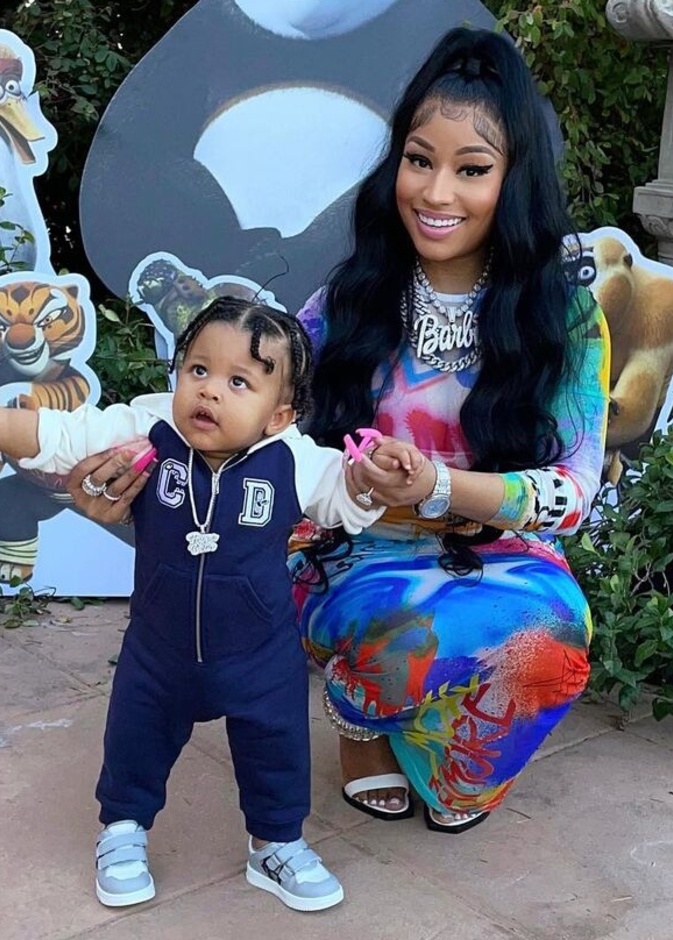 نيكي ميناج تحتفل بعيد ميلاد ابنها في عامه الأول مع زوجها كينيث بيتي