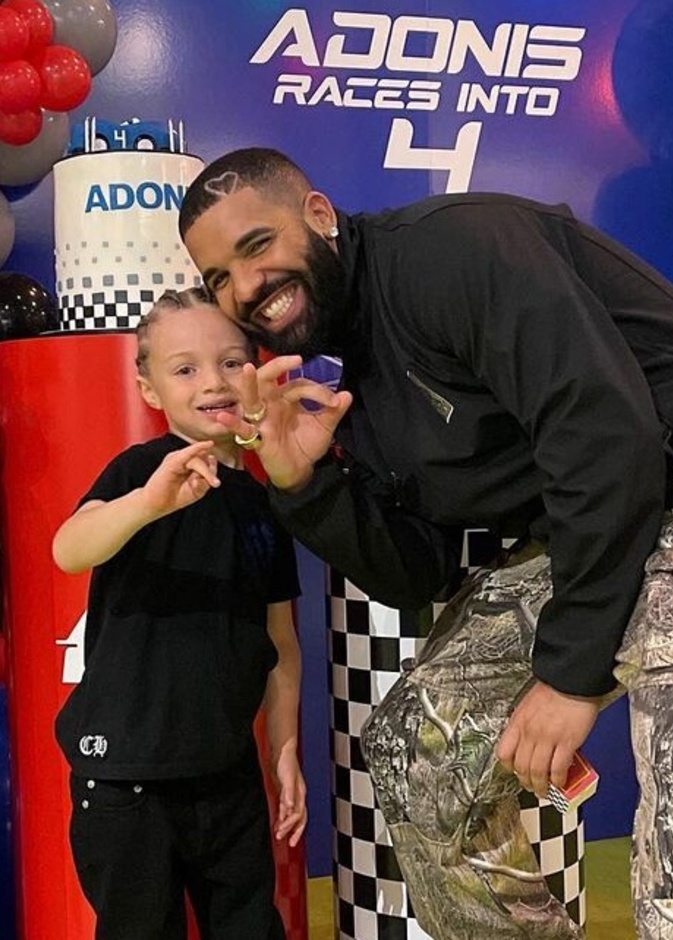 دريك يحتفل بعيد ميلاد ابنه أدونيس
