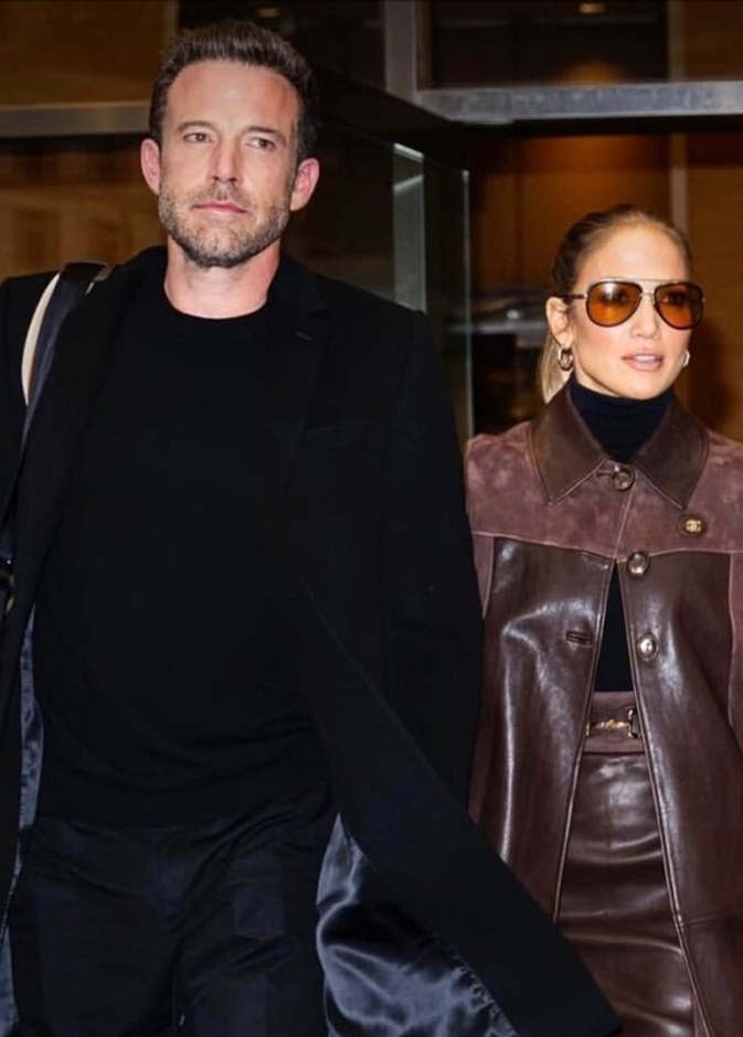 جينيفر لوبيز تتألق بإطلالة خريفية مثالية