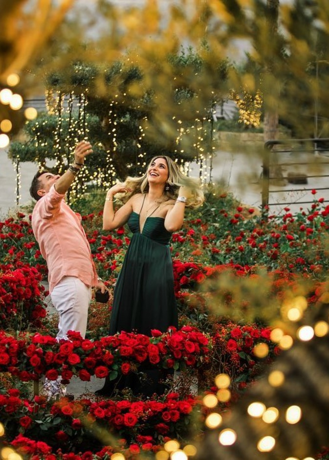 أناقة خطيبة طوني المندلق تثير إعجاب عشاق الموضة.