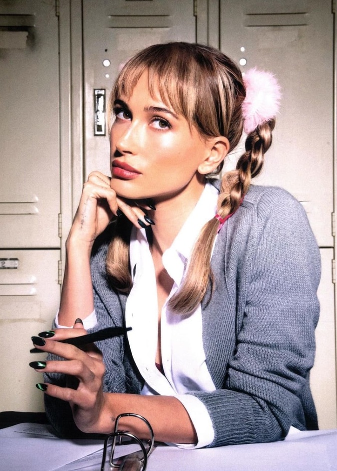 هايلي بيبر تتألق في بدلة لاتكس حمراء