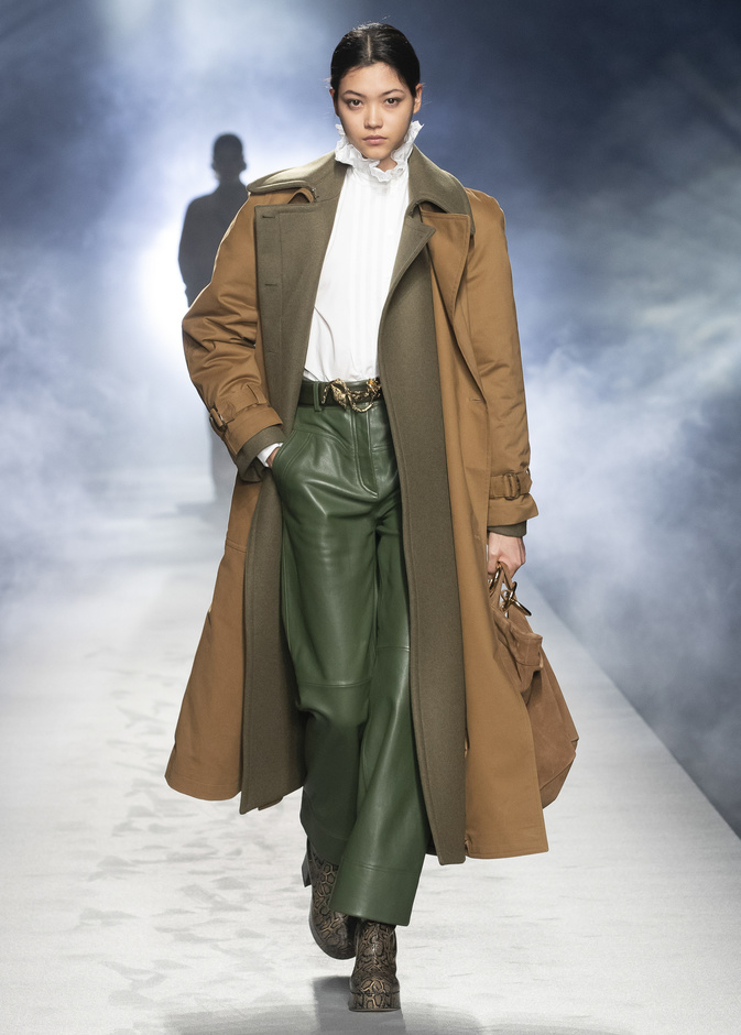 تنسيق التوبات ذات الياقة العالية بأسلوب Alberta Ferretti