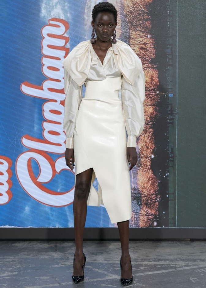 عرض أزياء مجموعة Vivienne Westwood لربيع وصيف 2022 من أسبوع الموضة في باريس