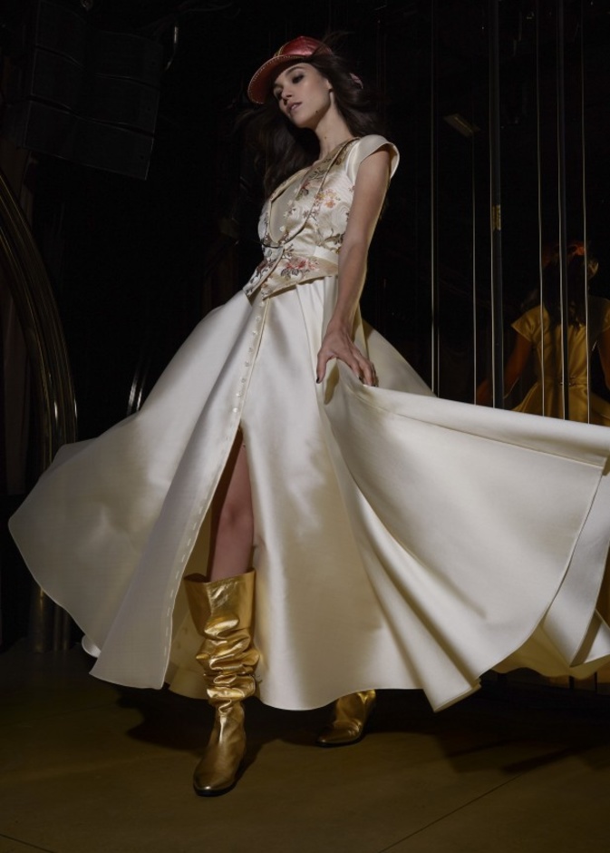 عرض أزياء Alexis Mabille لربيع وصيف 2022 من أسبوع الموضة في باريس