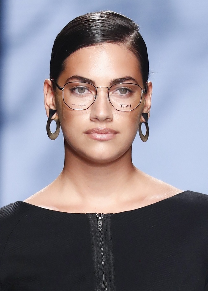 خطوات تطبيق مكياج ناعم لصاحبات النظارات الطبية