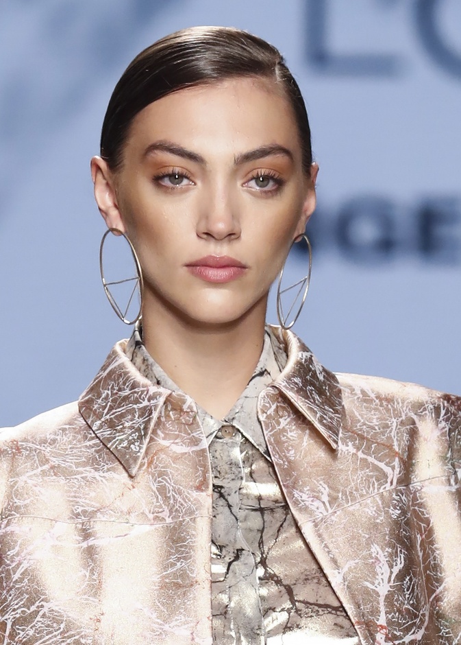 طريقة تطبيق مكياج ناعم ومشرق للمرأة العاملة في خريف 2021